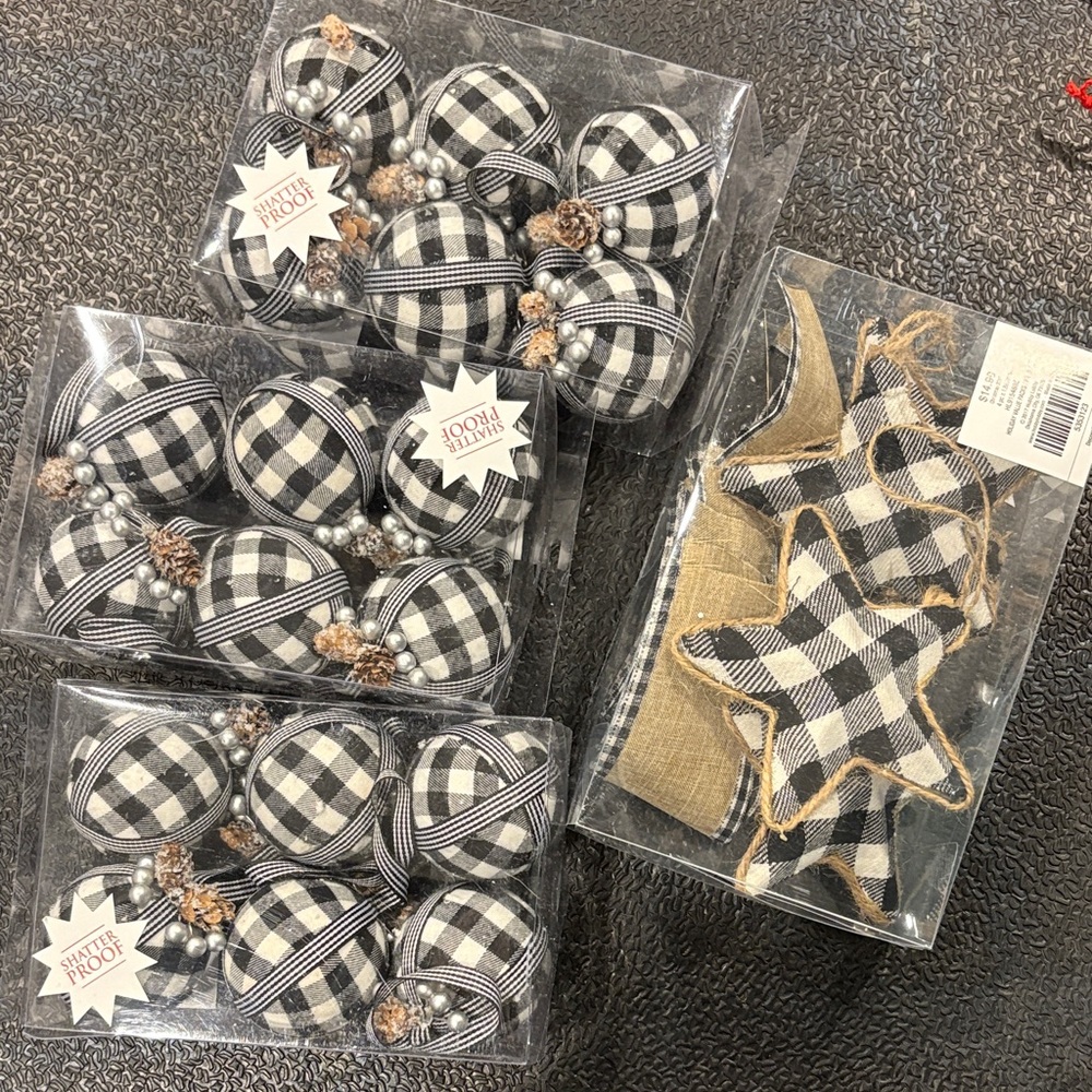 Black and White Plaid Ornaments Set